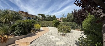 P099 – Porto Recanati, elegant a villa with a garden.