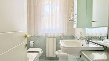 Dusche, Bidet, Handtücher