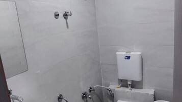 Habitació doble Deluxe, vistes a la ciutat | Bany | Articles de tocador gratuïts, sabatilles, tovalloles i sabó