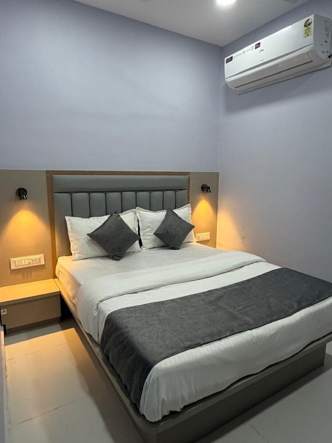 Habitación doble Deluxe, vista a la ciudad | Caja de seguridad en la habitación y escritorio 