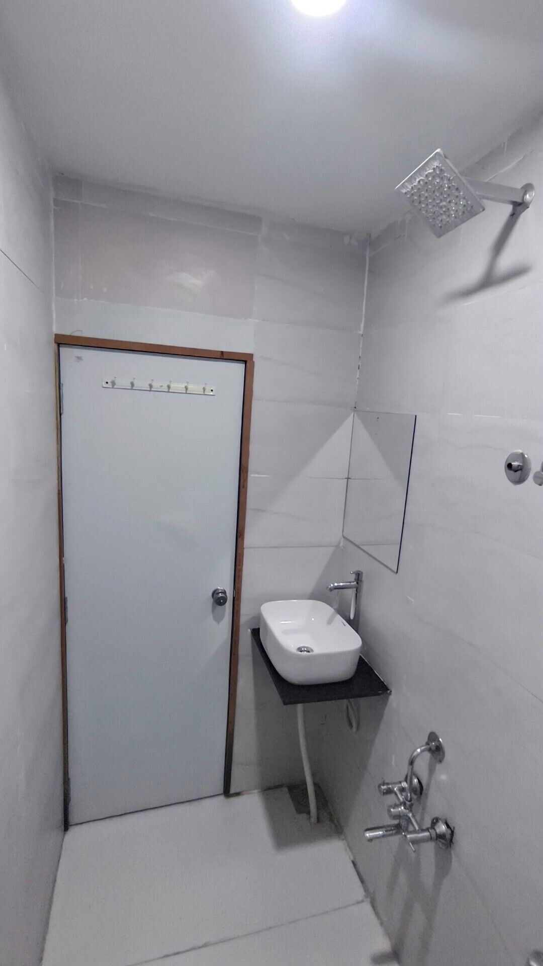 Habitación doble Deluxe, vista a la ciudad | Baño | Amenidades de baño gratuitas, pantuflas, toallas, jabón 