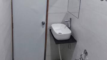 Habitación doble Deluxe, vista a la ciudad | Baño | Amenidades de baño gratuitas, pantuflas, toallas, jabón