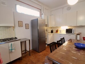 Private kitchen - CasaDante: History and Comfort in Modena. Parking and Check-in 24/7 (Nonantola)