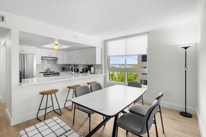 Dining - Signature Luxury 2/2 Condo Retreat (Miami)