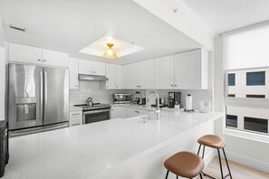 Fridge, microwave, oven, stovetop - Signature Luxury 2/2 Condo Retreat (Miami)