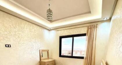 Luxury Family Apt: AC, WiFi, Balcony & Parking