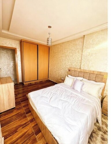 Luxury Family Apt: AC, WiFi, Balcony & Parking