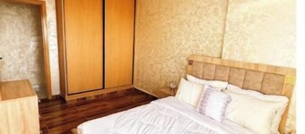 Luxury Family Apt: AC, WiFi, Balcony & Parking