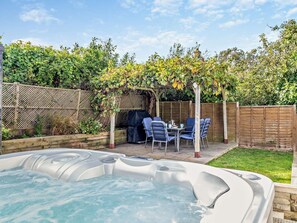 Outdoor dining - 2 Bed in Cromer (oc-29556) (Cromer)