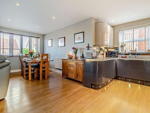 Oven, dishwasher, high chair, cookware/dishes/utensils - 2 Bed in Cromer (oc-29556) (Cromer)