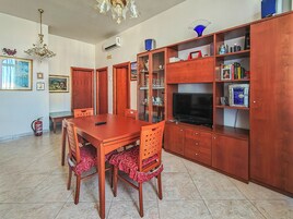 Apartamento, balcón | Interior
