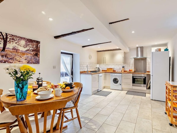 Oven, dishwasher, highchair, cookware/dishes/utensils - 2 Bed in Barnstaple (oc-28959) (Newton Tracey)