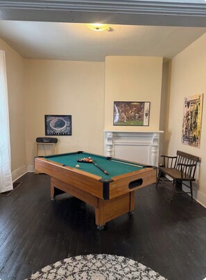 Game room - 12 Mins to Downtown - Neicy’s Nest McKees Rocks (McKees rocks)
