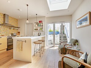 Oven, dishwasher, high chair, cookware/dishes/utensils - 3 Bed in Bideford (oc-28787) (Appledore)