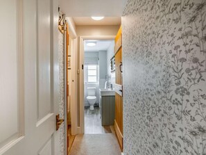 Bathroom - 2 Bed in Cheltenham (oc-29027) (Bourton-on-the-Water)