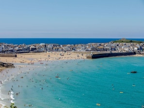 A coastal town with a beach, buildings, and a lighthouse. - 1 Bed in Hayle (oc-36037) (Saint Erth)