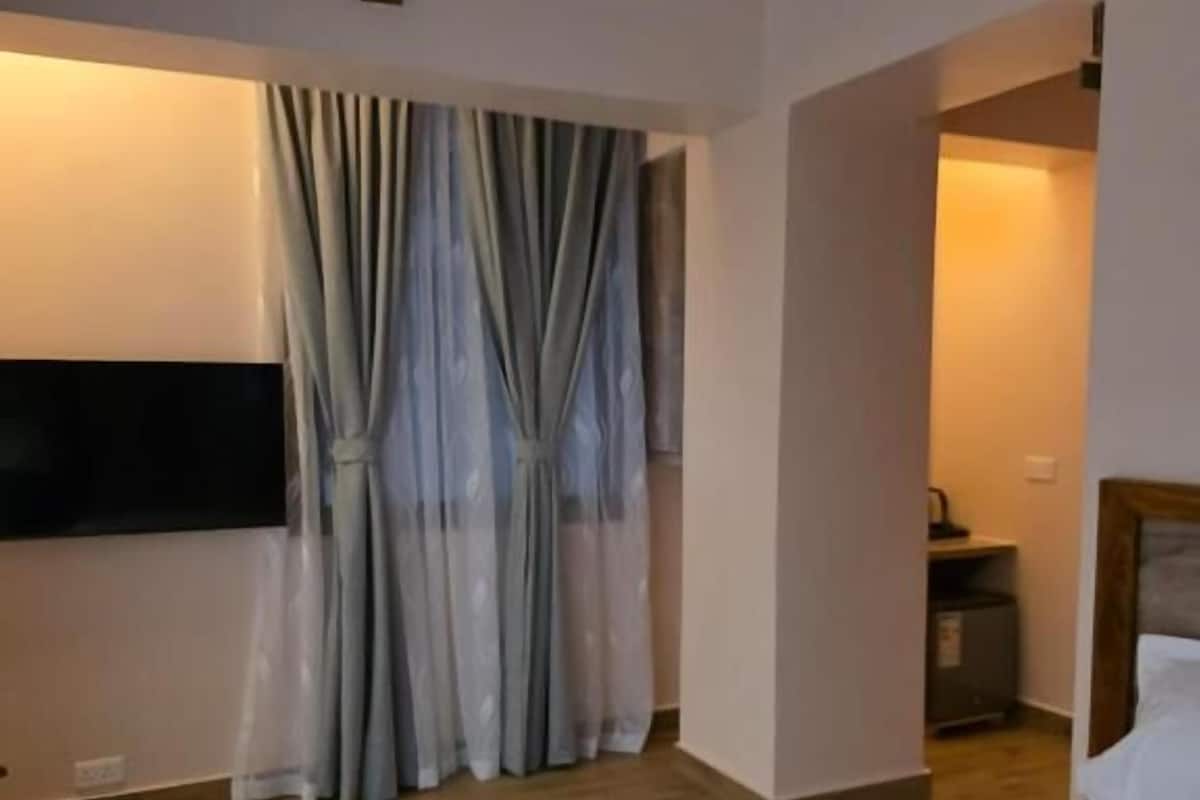 Double Room, City View | Blackout drapes, WiFi (free), bed sheets