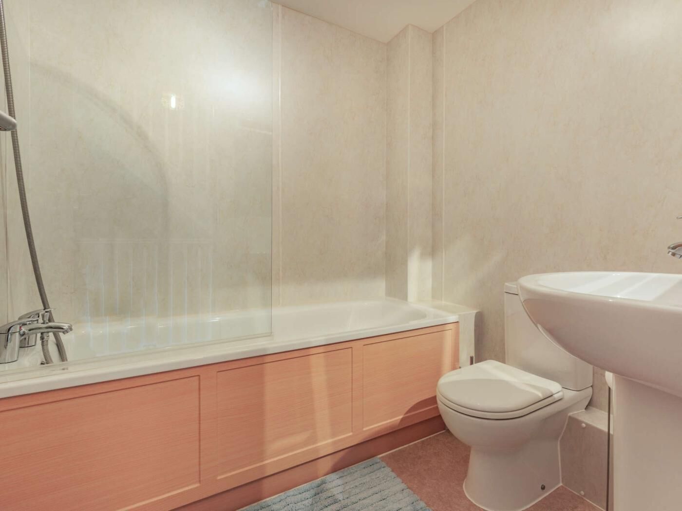 Un baño con bañera, inodoro y lavabo.