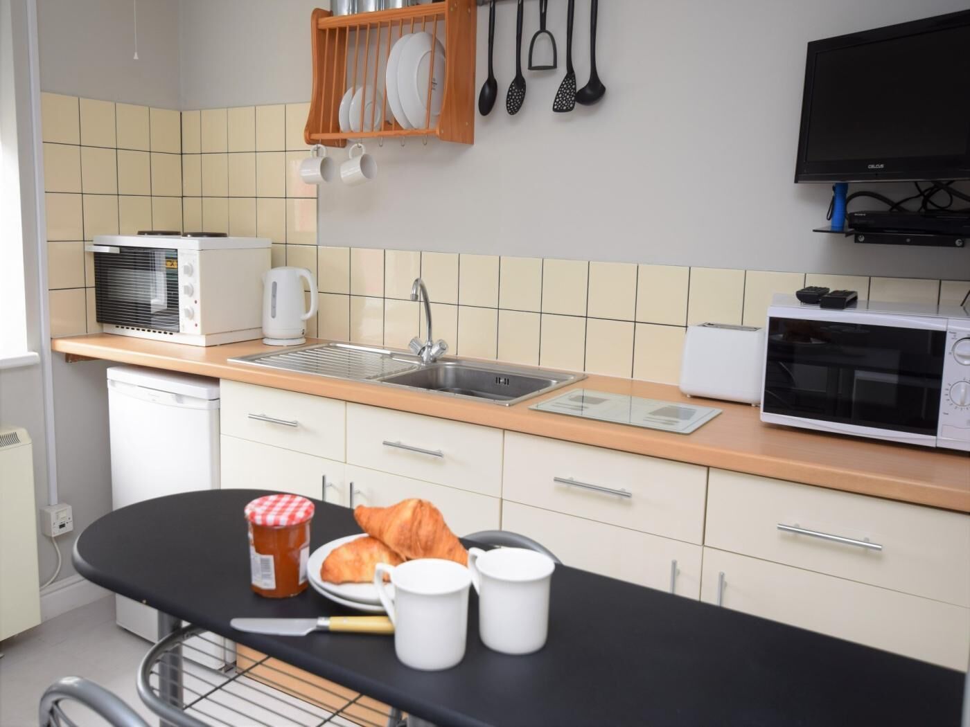 Oven, cookware/dishes/utensils