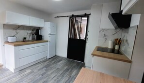 Coffee/tea maker, fridge, microwave, oven - Large, renovated house in central Alsace (130 m²) (Neubois)