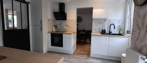 Coffee/tea maker, fridge, microwave, oven