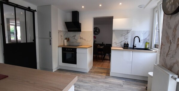 Coffee/tea maker, fridge, microwave, oven - Large, renovated house in central Alsace (130 m²) (Neubois)
