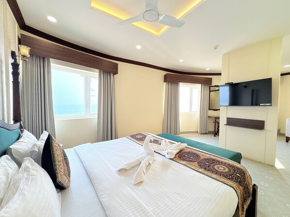 Family Quadruple Room | Desk, WiFi (free) - Hotel on New Marine Drive Rd. Prabhupada (Puri)