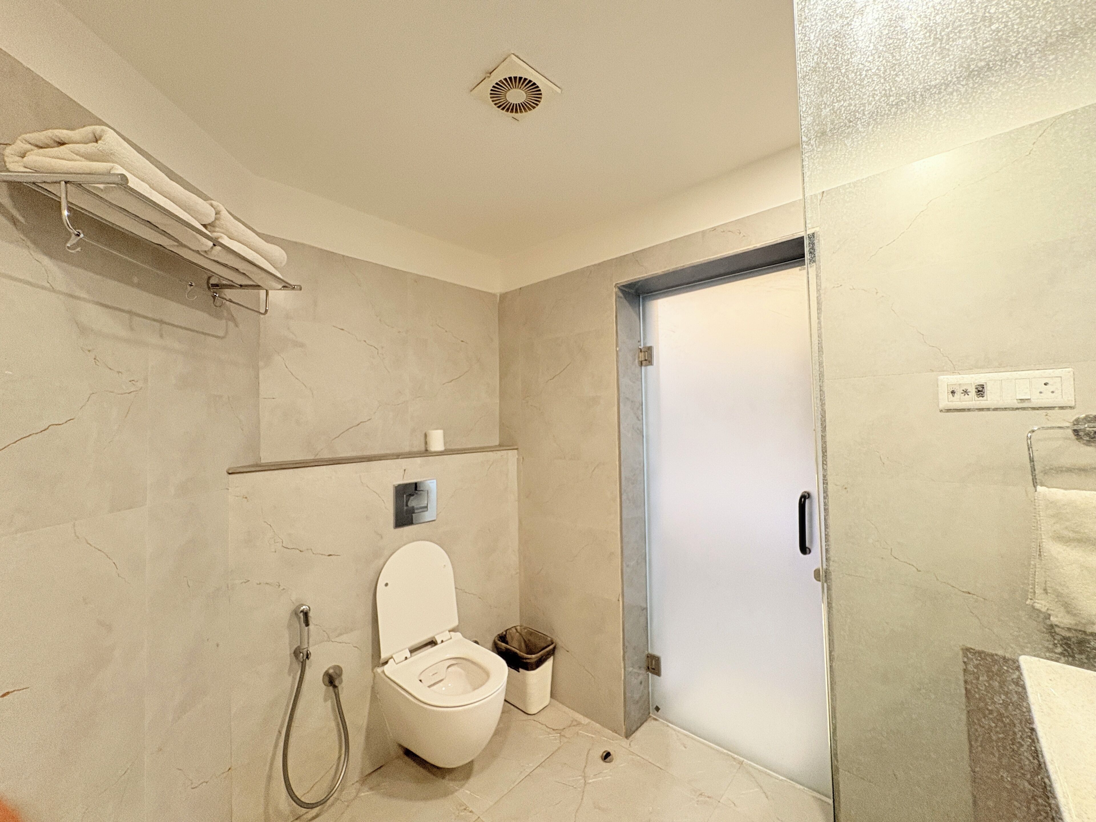 Premier Double Room | Bathroom | Shower, free toiletries, towels