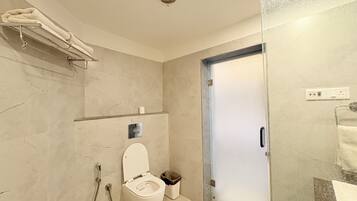 Premier Double Room | Bathroom | Shower, free toiletries, towels