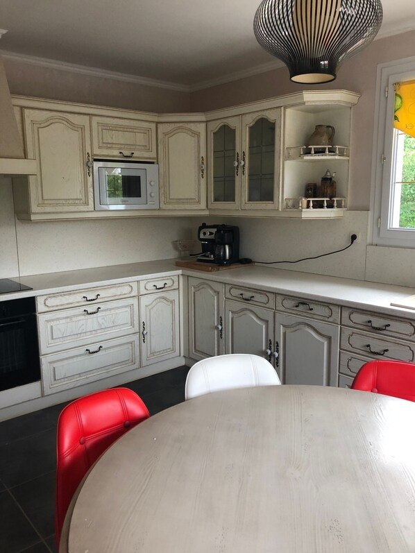 Private kitchen - Villa “Gîte Aux Anges 51” with Private Pool and Private Garden (Thiéblemont-Farémont)