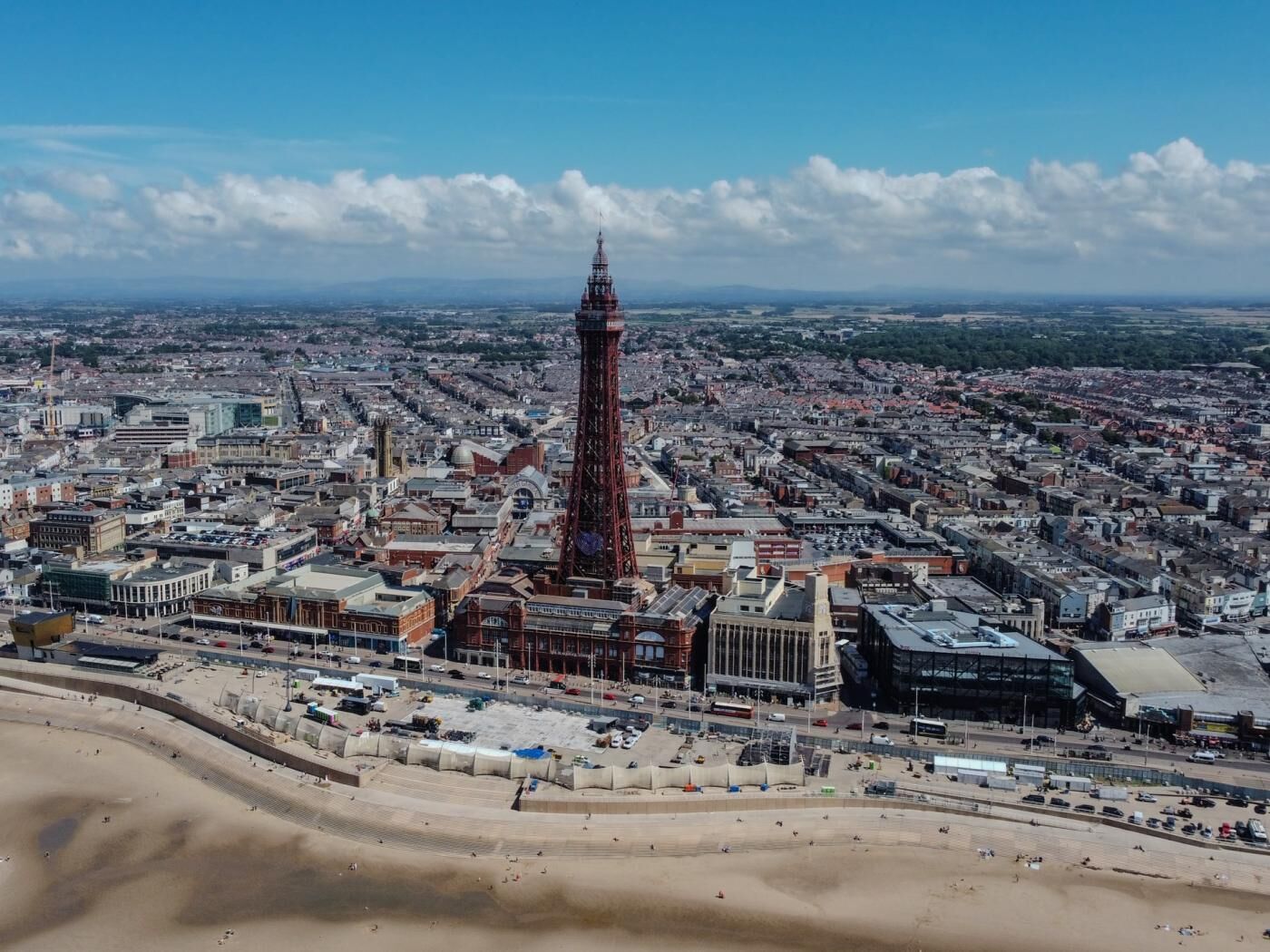 Eine Küstenstadt mit einem markanten Turm, einem Strand und einem dicht bebauten Stadtgebiet.
