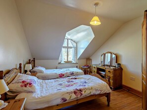 Iron/ironing board, travel crib, WiFi (free), bed sheets - 5 Bed in Preston (oc-40993) (Pilling)