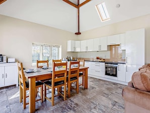 Oven, dishwasher, high chair, cookware/dishes/utensils - 3 Bed in Taunton (oc-blaba) (Hillcommon)