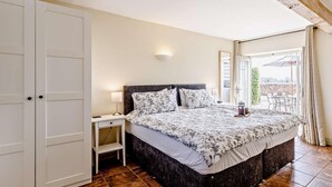 A bedroom with a bed, bedside table, and a wardrobe. - 3 Bed in Taunton (oc-blaba) (Hillcommon)