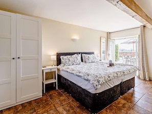 Travel cot, free WiFi, bed sheets - 3 Bed in Taunton (oc-blaba) (Hillcommon)