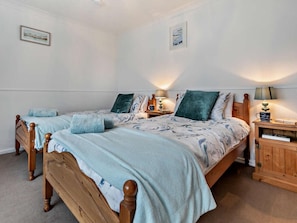 3 bedrooms, iron/ironing board, travel cot, free WiFi - 3 Bed in Redruth (oc-37014) (Saint Day)