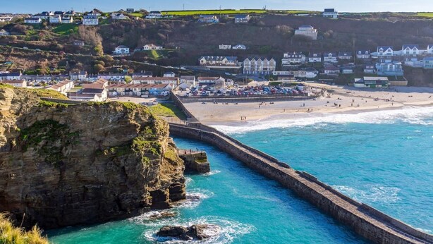 A coastal town with a beach, houses, and a rocky cliff. - 3 Bed in Redruth (oc-37014) (Saint Day)