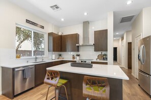 Private kitchen - Luxury & Location • Priv Pool, Spa, BBQ, Firepit • Newly Remodeled 4BR Oasis (Chandler)