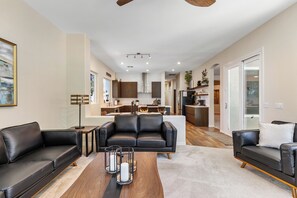 Smart TV - Luxury & Location • Priv Pool, Spa, BBQ, Firepit • Newly Remodeled 4BR Oasis (Chandler)