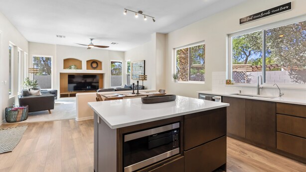 Una cocina moderna con una isla, horno integrado y un amplio ventanal con vistas.