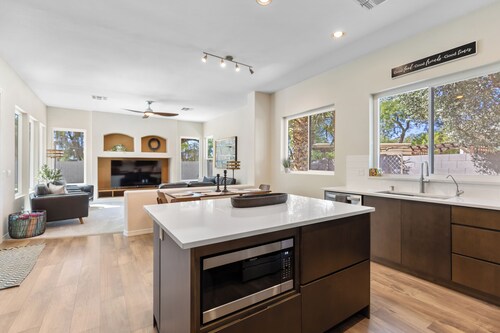 Luxury & Location • Priv Pool, Spa, BBQ, Firepit • Newly Remodeled 4BR Oasis