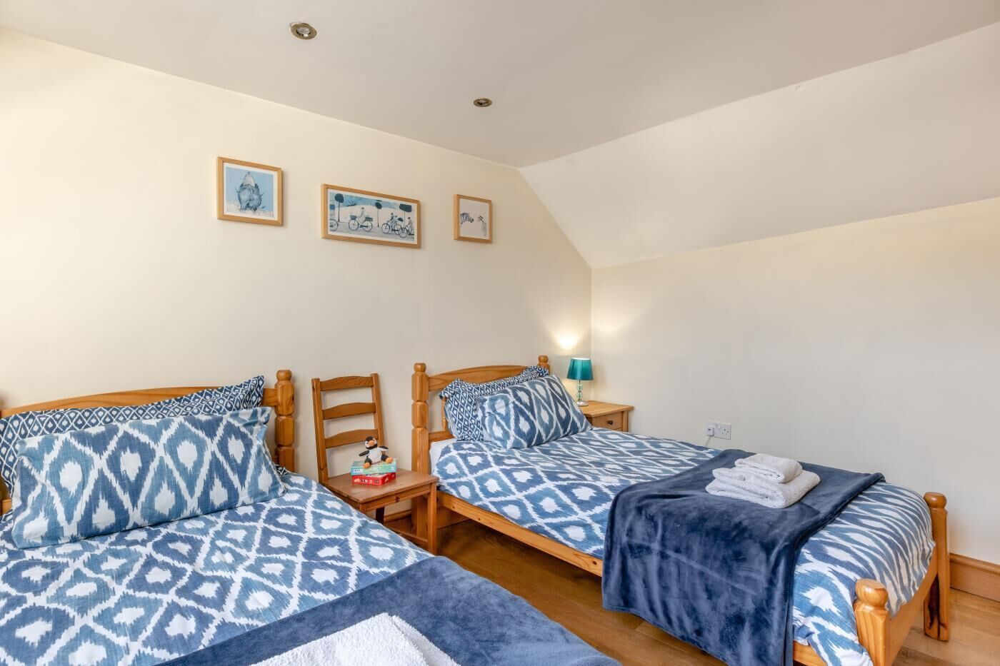 2 bedrooms, travel crib, WiFi (free), bed sheets