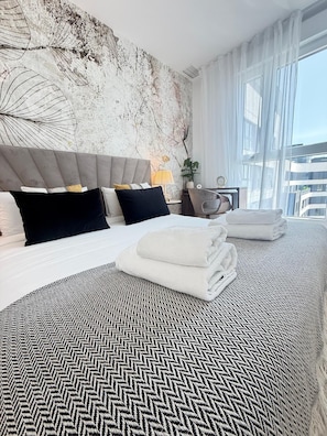 2 bedrooms, iron/ironing board, WiFi, bed sheets - Altitude 27 Luxury Apartment with Rooftop Pool (Málaga)