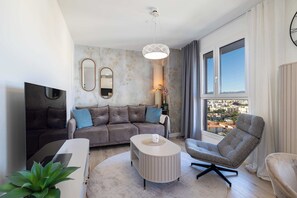 TV - Altitude 27 Luxury Apartment with Rooftop Pool (Málaga)