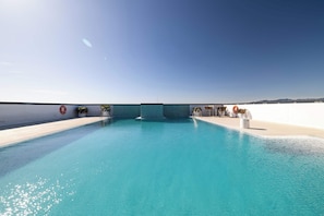 Pool - Altitude 27 Luxury Apartment with Rooftop Pool (Málaga)