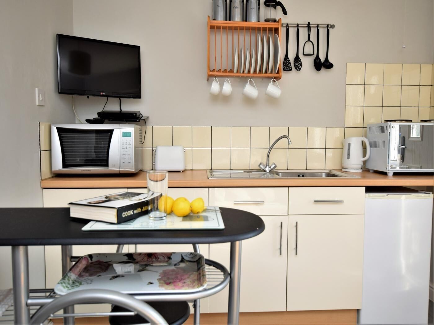 Oven, cookware/dishes/utensils