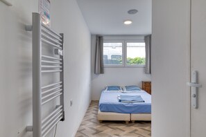 WiFi, bed sheets
