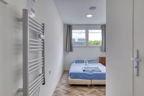WiFi, bed sheets