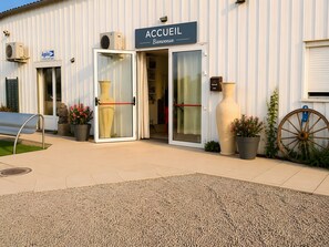 Exterior detail - Room 'Chambre 1' with Shared Terrace, Shared Garden and Wi-Fi (Mudaison)