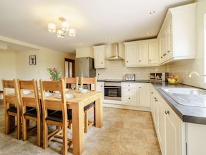 Microwave, oven, dishwasher, high chair - 3 Bed in Poulton-le-fylde (oc-41764) (Stalmine)